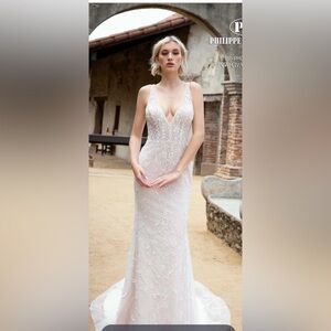 Philippe Mathew 
Fiore Couture wedding gown
Style: Farin 
Size 12, unaltered
